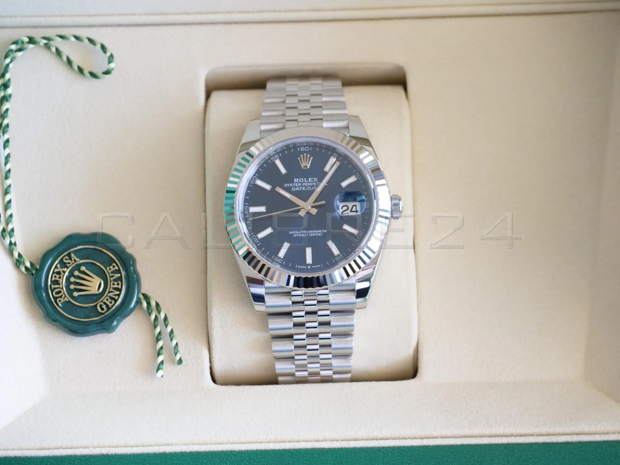 Rolex Datejust 41 126334 18k white gold fluted bezel light reflection facets White Rolesor profile