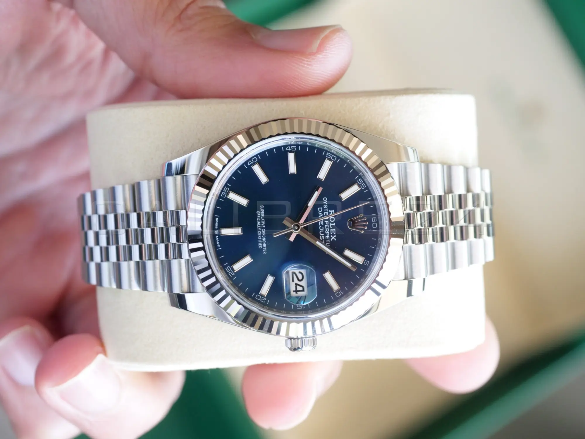 Rolex Datejust 41 126334 18k white gold fluted bezel light reflection facets White Rolesor profile