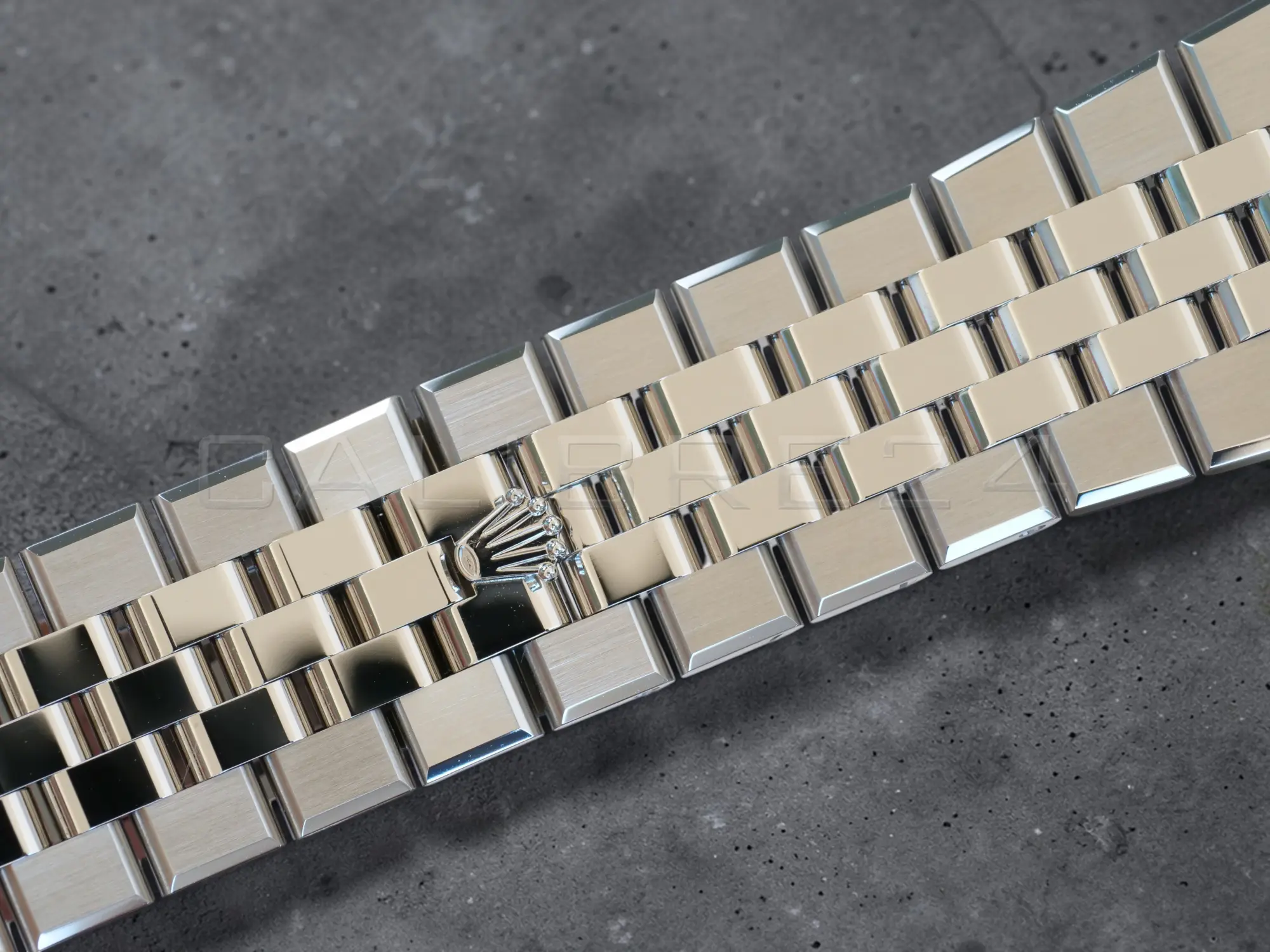 Rolex Land-Dweller hidden clasp on the flat jubilee bracelet