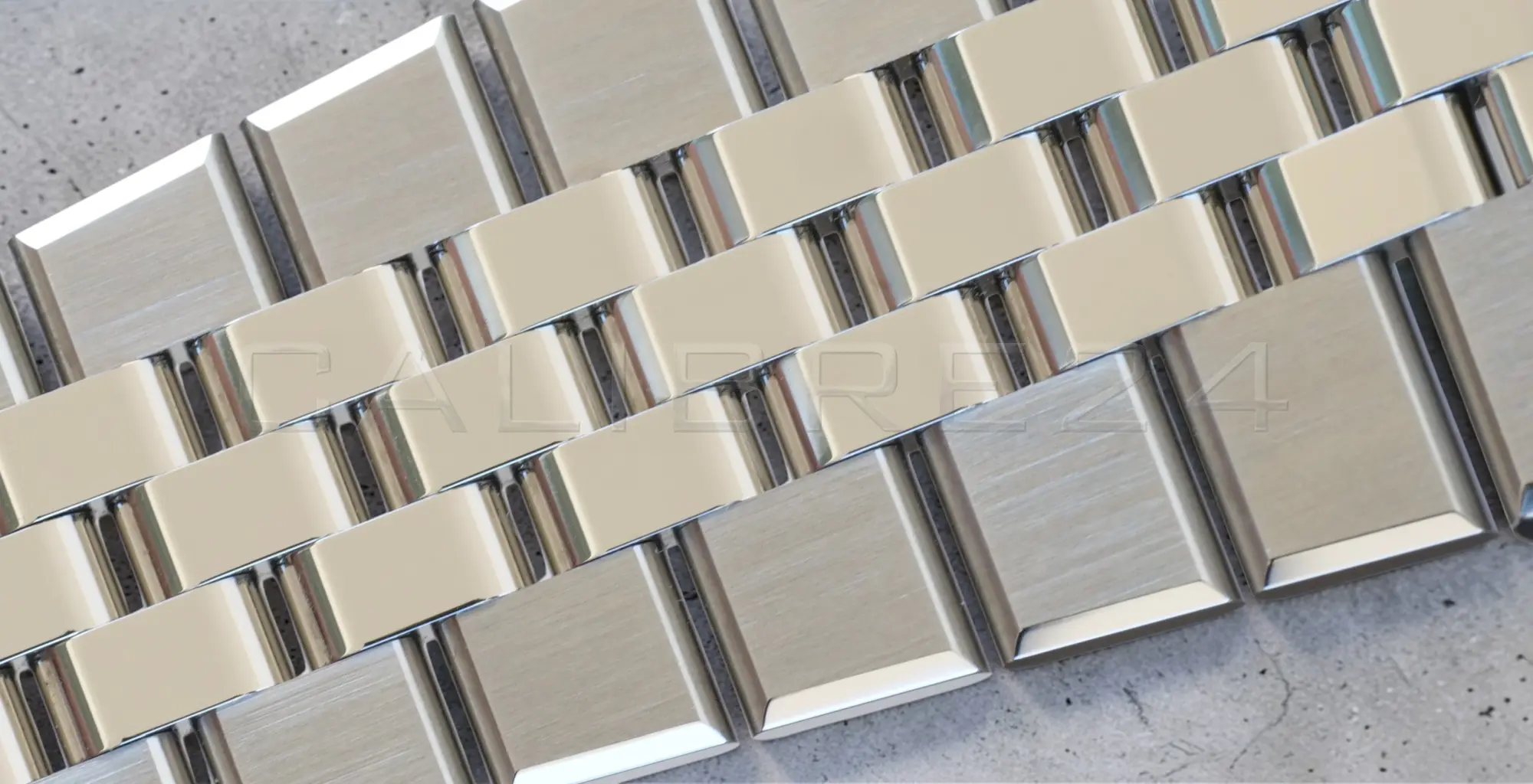 Rolex Flat Jubilee Bracelet of Rolex Land Dweller 40 127334 Review details and specifications at calibre24